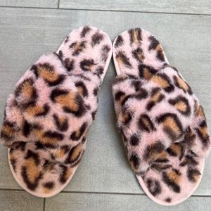 NWOT fun leopard print slides w dusty pink shade! Fuzzy & soft too 🐆 Size 7/8🌸